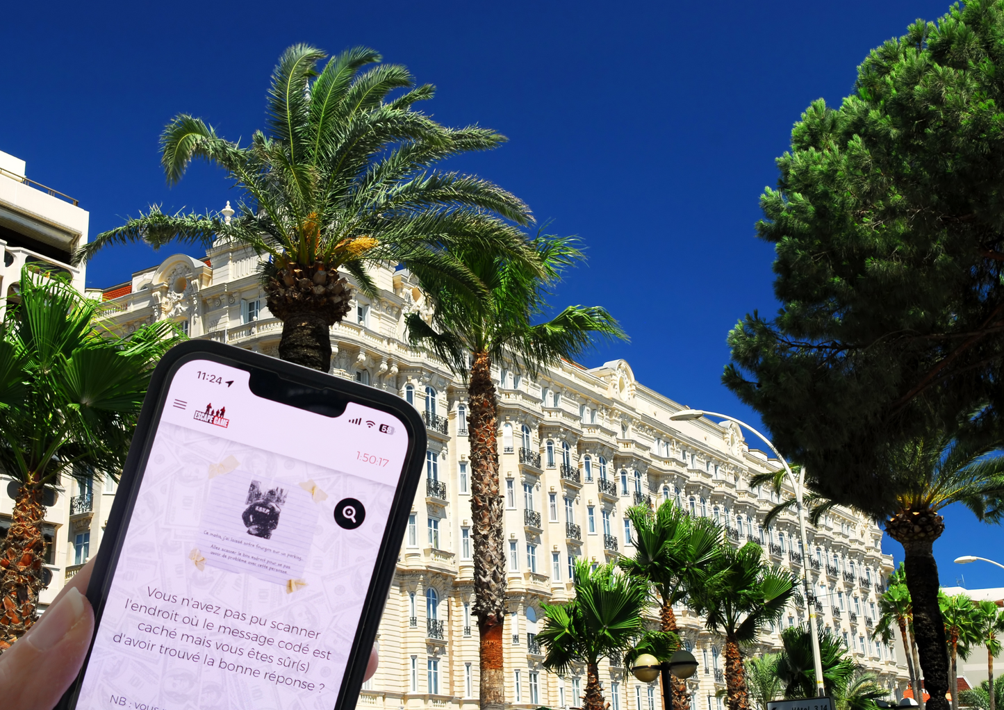 Explorez les rues de Cannes à la recherche d'indices laissés par le Professeur pour mener à bien le braquage 