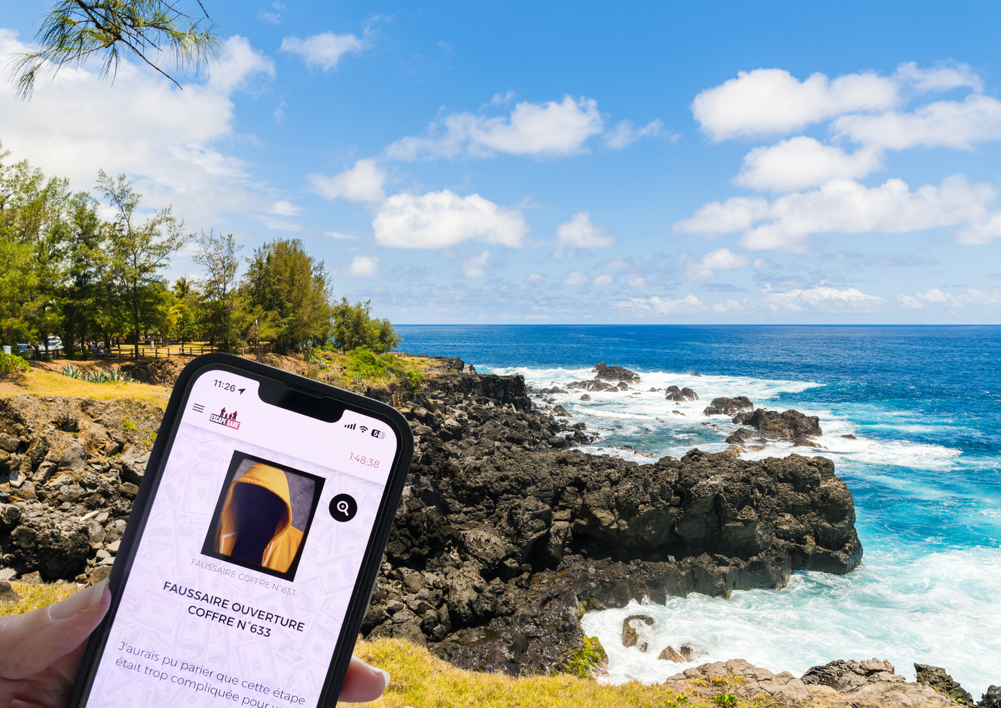 Explorez les rues de Saint-Pierre à la recherche d'indices laissés par le Professeur pour mener à bien le braquage