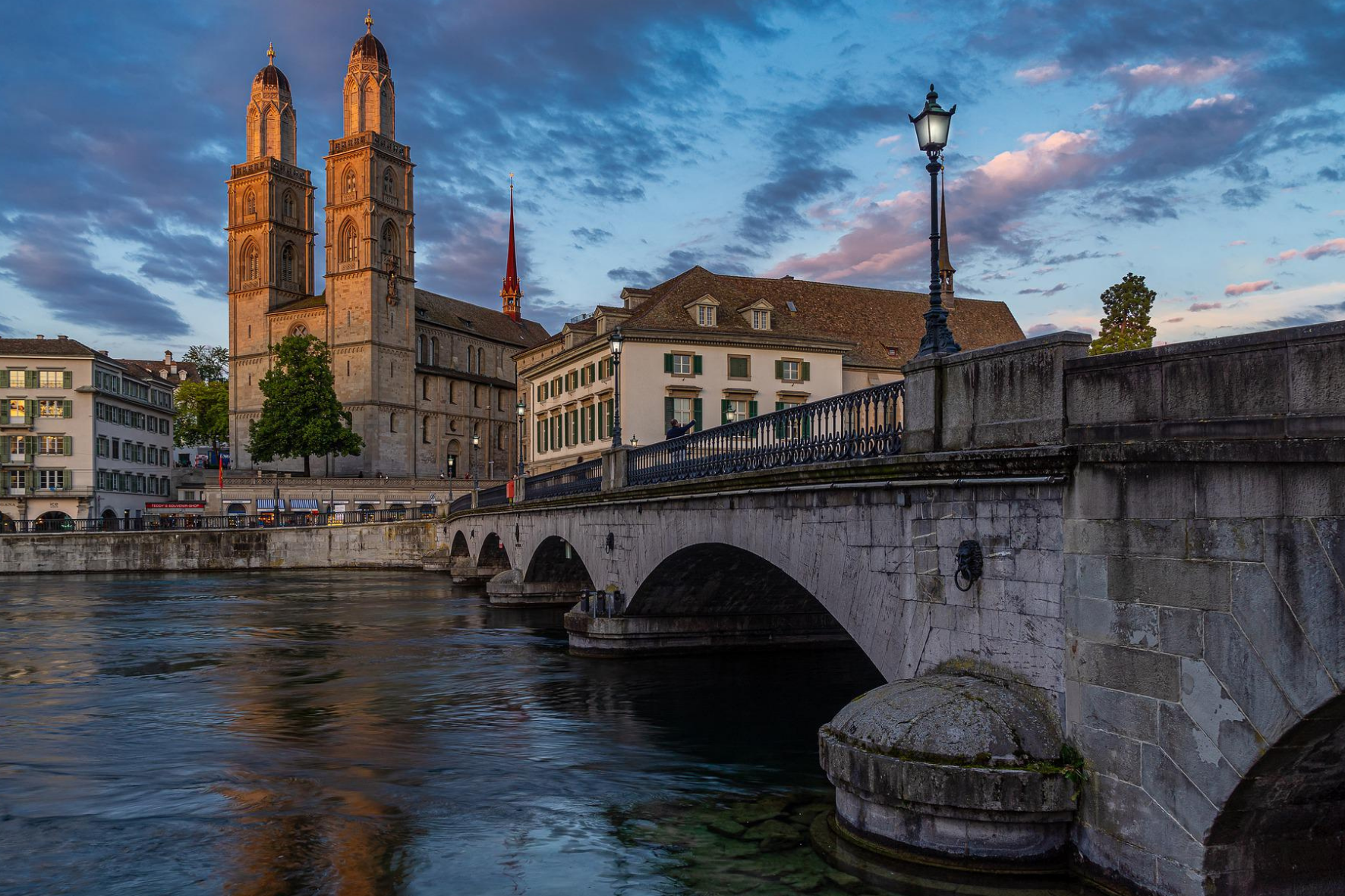 Célèbre un anniversaire unique à Zurich avec une mission d’enquête amusante entre ami·es.